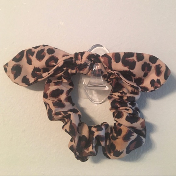 leopard print hair tye. - Picture 2 of 5